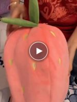 Plyšový králíček ukrytý v jahodě – video